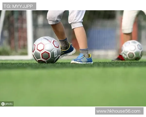 掌握踢足球的技巧与脚部姿势提升你的球技与比赛表现