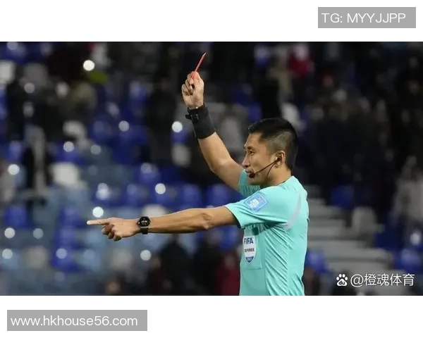 深入解析足球规则裁判的职责与挑战探讨裁判在比赛中的关键作用与决策影响